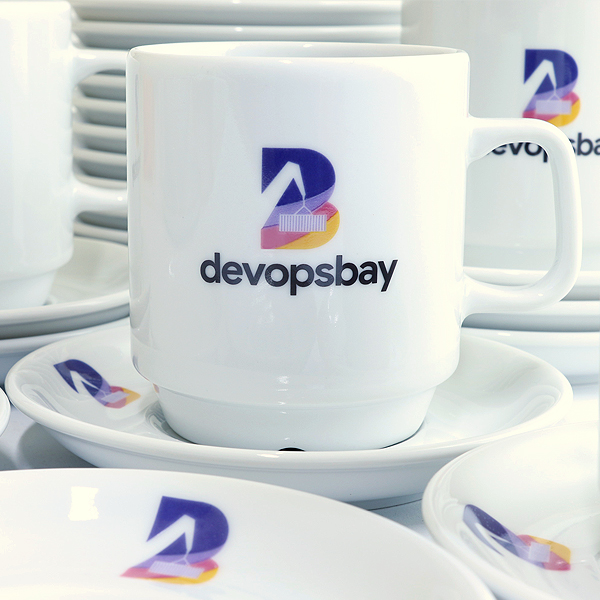 Devopsbay nadruk na filiżankach i spodkach